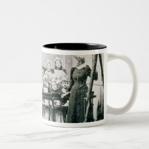 Caneca De Café Em Dois Tons Uma lição na ciência doméstica (foto do b&w)