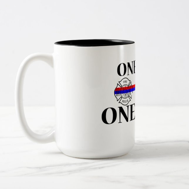 Caneca De Café Em Dois Tons Uma luta da equipe uma (Esquerda)