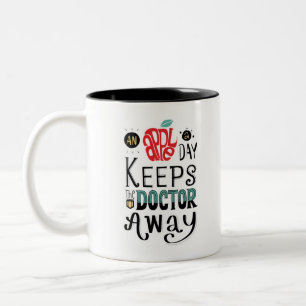 Caneca De Café Em Dois Tons Uma maçã por dia mantém o médico afastado