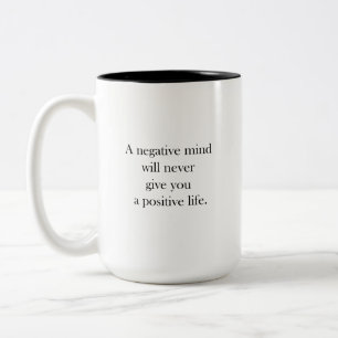 Caneca De Café Em Dois Tons Uma mente negativa nunca lhe dará uma vida positiv