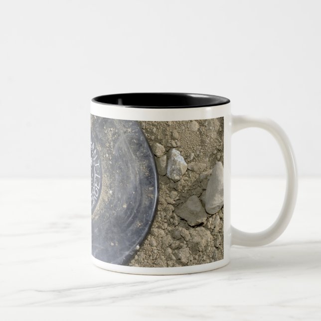 Caneca De Café Em Dois Tons Uma mina terrestre simulada (Direita)