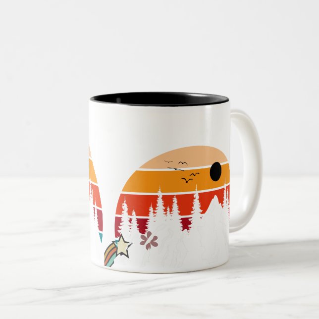 Caneca De Café Em Dois Tons Uma montanha de aventura retrô (Frente Esquerda)