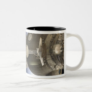 Caneca De Café Em Dois Tons Uma nave espacial Soyuz recuada pela Terra