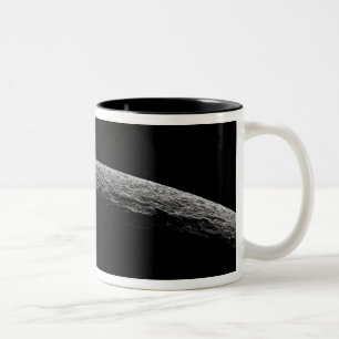 Caneca De Café Em Dois Tons Uma paisagem irreal da lua de Saturn