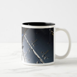 Caneca De Café Em Dois Tons Uma parcela da estação espacial internacional