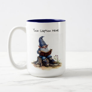 Caneca De Café Em Dois Tons Uma pintura em aquarela de um gnomo fofo