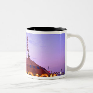 Caneca De Café Em Dois Tons Uma roda gigante e carrossel no Navy Pier em