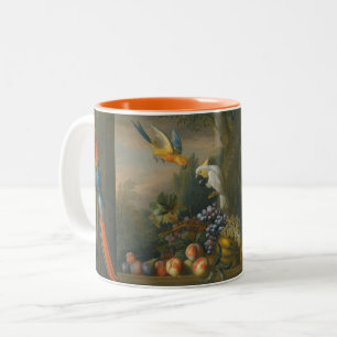 Caneca De Café Em Dois Tons Uma Vida Estática Com Fruta, Papagaios E Cockatoa