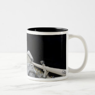 Caneca De Café Em Dois Tons Uma vista parcial do vaivém espacial