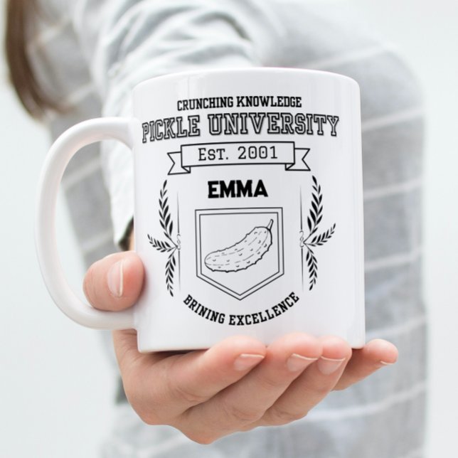 Caneca De Café Em Dois Tons Universidade de Picles Personalizada - Pickles Eng (Woman holding Pickle University theme mug design.)