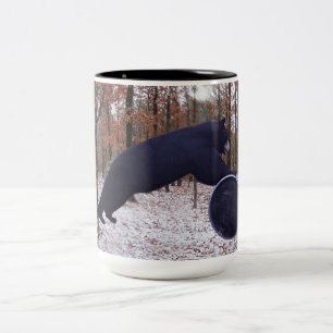 Caneca De Café Em Dois Tons Urso Negro Enrolando um Cano de Alimentação na Can