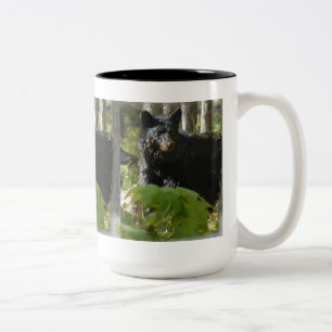 Caneca De Café Em Dois Tons Urso Negro Escondendo-se em Foto da Floresta em Vi