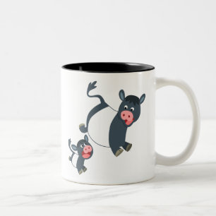 Caneca De Café Em Dois Tons Vaca cercada desenhos animados de jogo bonito e