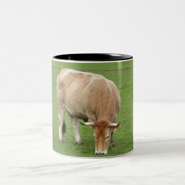 Caneca De Café Em Dois Tons Vaca Nantaise num campo (Centro)