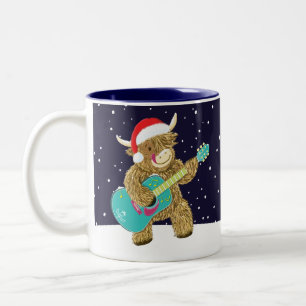 Caneca De Café Em Dois Tons Vacas Do Terreno Escocês Tocam Violão De Natal