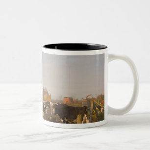 Caneca De Café Em Dois Tons vacas leiteiras de Holstein fora de um celeiro ao 
