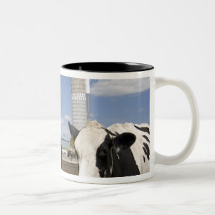 Caneca De Café Em Dois Tons Vacas na frente de um celeiro vermelho e silo em u