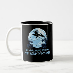 Caneca De Café Em Dois Tons Vassouras Andando Em Estradas Escuras Do Deserto