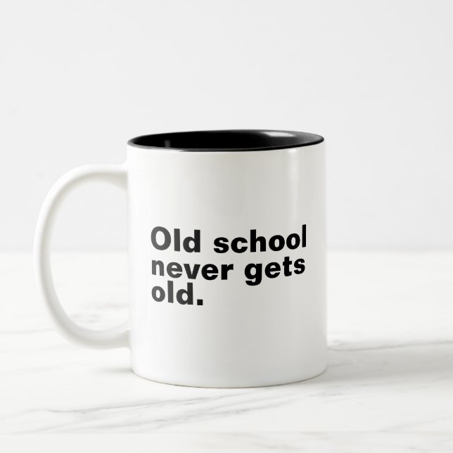 Caneca De Café Em Dois Tons Velha Escola Nunca Envelhece - Engraçado Dizer Sar (Esquerda)