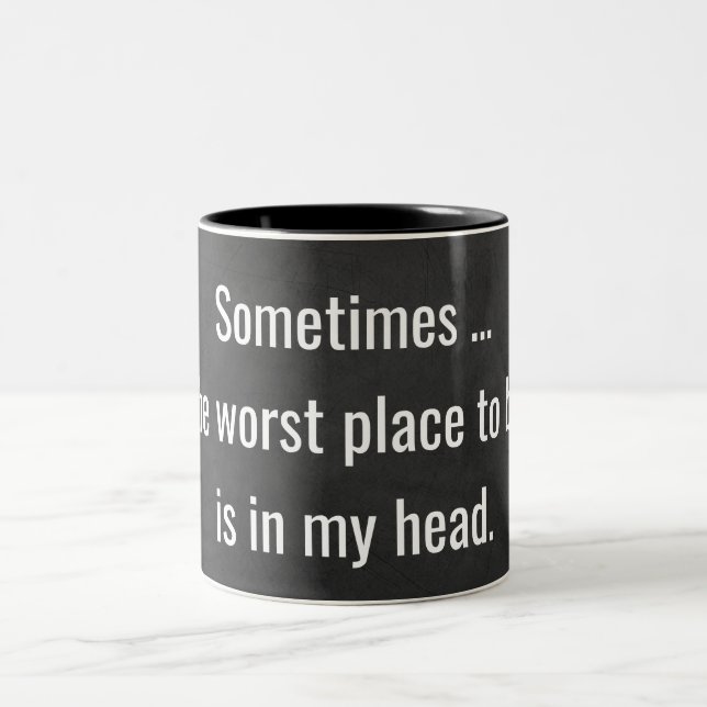 Caneca De Café Em Dois Tons verdade engraçada em quadro negro (Centro)