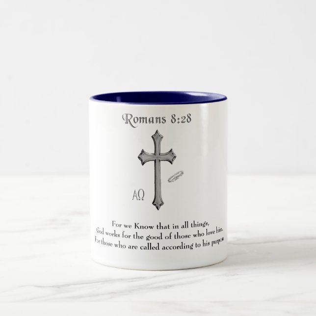 Caneca De Café Em Dois Tons versículo bíblico cristão Romanos 8:28 (Centro)