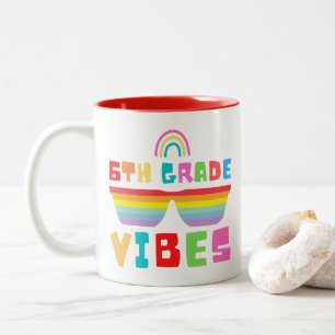 Caneca De Café Em Dois Tons Vibrações da 6ª Série De Volta à Escola Professor