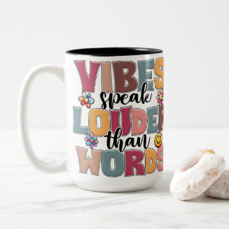 Caneca De Café Em Dois Tons Vibrações Falam Mais Alto Que Palavras Retro Tipog