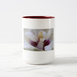 Caneca De Café Em Dois Tons Vibrante aumentou na flor