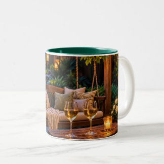 Caneca De Café Em Dois Tons Vinho no Jardim ao Crepúsculo