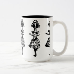 Caneca De Café Em Dois Tons Vintage Alice Esticada no País das Maravilhas