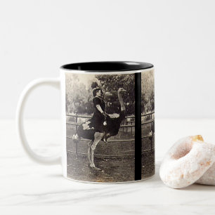Caneca De Café Em Dois Tons Vintage Broadway Atriz pilotando um avestruz
