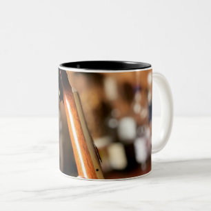 Caneca De Café Em Dois Tons Violão acústico bonito