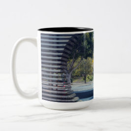 Caneca De Café Em Dois Tons Vista da Cidade de São Francisco através de uma Es
