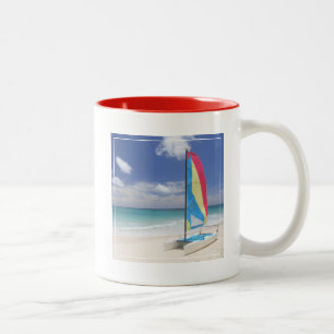 Caneca De Café Em Dois Tons Vista da praia com veleiro