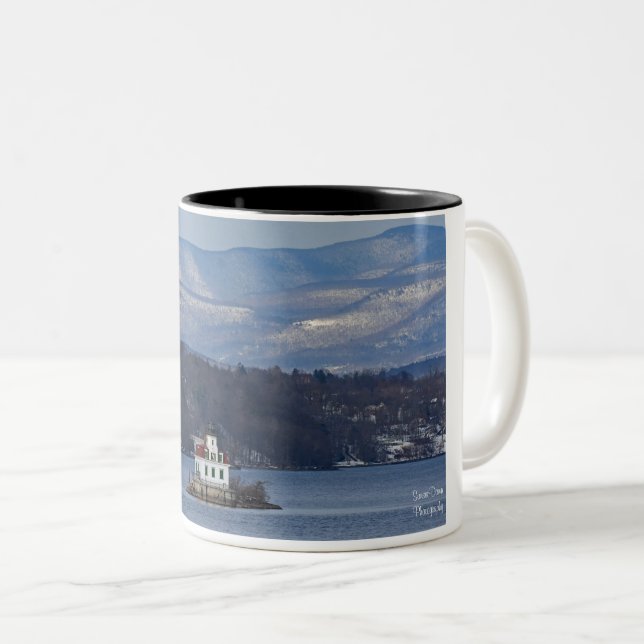 Caneca De Café Em Dois Tons Vista de inverno do farol de Esopus Meadows (Frente Esquerda)