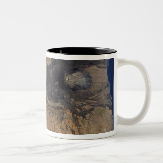 Caneca De Café Em Dois Tons Vista de satélite do Monte Fogo (Direita)