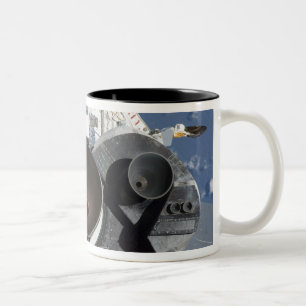 Caneca De Café Em Dois Tons Vista dos três motores principais