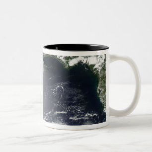 Caneca De Café Em Dois Tons Vista por satélite das fugas de petróleo