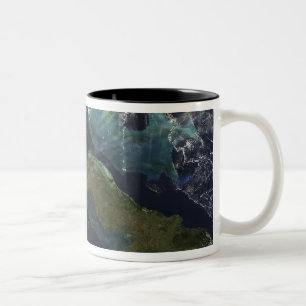 Caneca De Café Em Dois Tons Vista satélite de Cuba