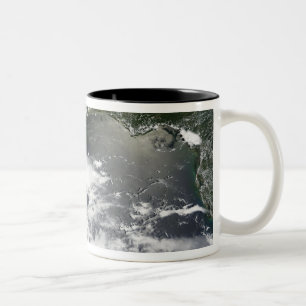 Caneca De Café Em Dois Tons Vista satélite do óleo que escapa 2