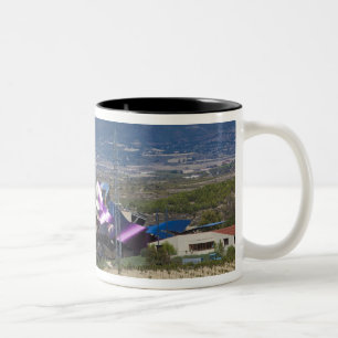 Caneca De Café Em Dois Tons Vista urbana elevada e Hotel Marques de Riscal