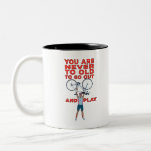 Caneca De Café Em Dois Tons Você Nunca é Velho Demais para Sair e Brincar