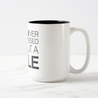 Caneca De Café Em Dois Tons Você nunca é vestido inteiramente sem um sorriso