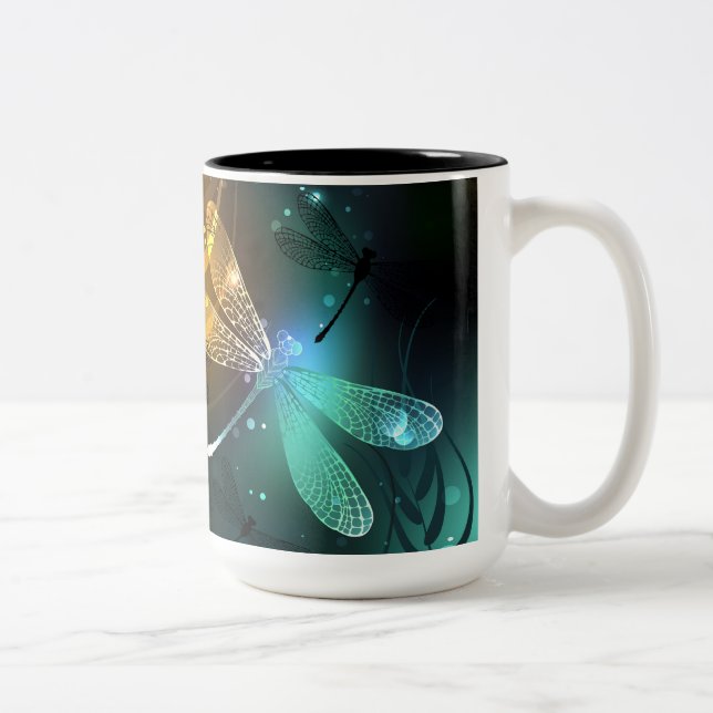 Caneca De Café Em Dois Tons Voo luminoso verde de libélula (Direita)