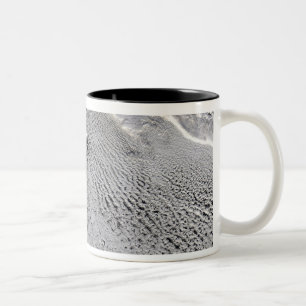 Caneca De Café Em Dois Tons Vórtices em nuvem na Ilha Jan Mayen