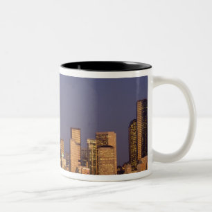 Caneca De Café Em Dois Tons WA, Seattle, panorama de Seattle e Elliott Bay,