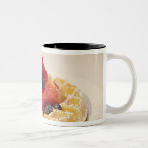 Caneca De Café Em Dois Tons waffle de fruta fresca