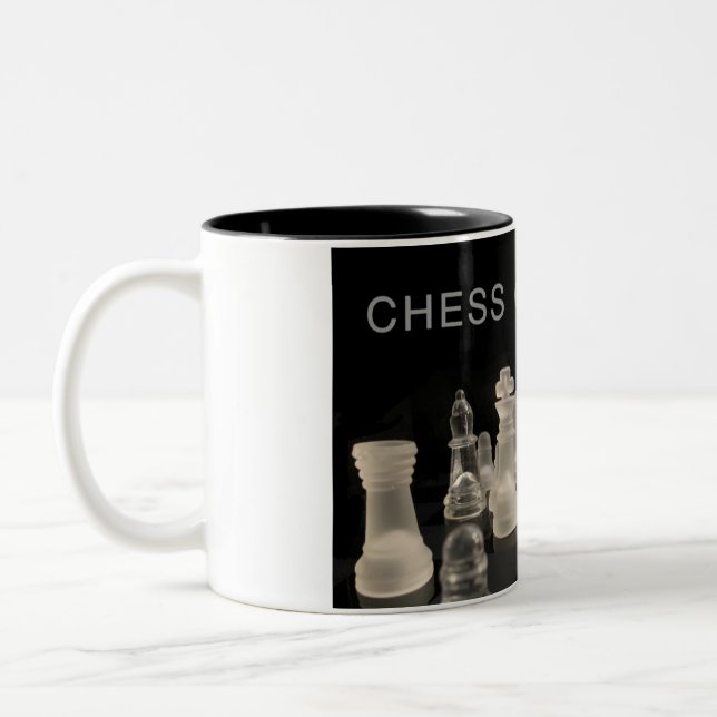 Caneca De Café Em Dois Tons Xadrez em preto e branco. (Esquerda)