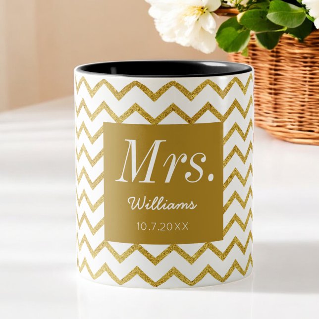 Caneca De Café Em Dois Tons Yellow White Chevron Chic Sra. Wedding (Criador carregado)