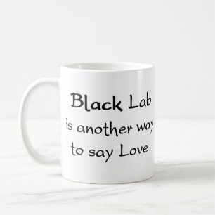 caneca de café em laboratório preto